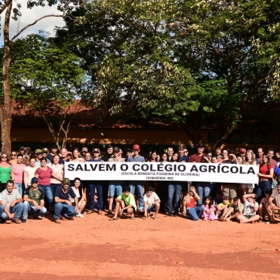Alunos, ex-alunos, pais e comunidade  realiza manifestação, reivindicando início da reforma do Colégio Agrícola.