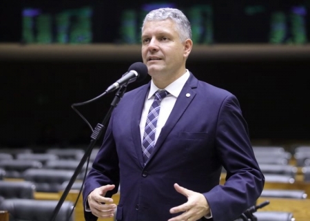 Deputados querem suspender vacina contra Covid no calendário infantil