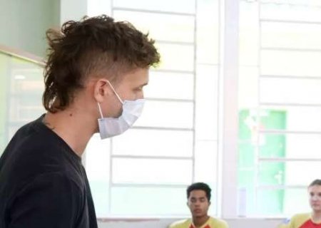 M&aacute;scaras e &aacute;lcool em gel voltam &agrave;s salas de aula ap&oacute;s aumento de casos de gripe