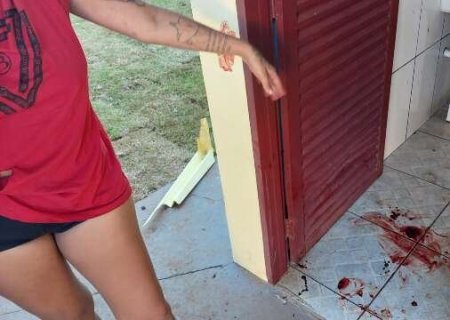 Homem invade ONG, tenta matar esposa e troca facadas com seguran&ccedil;a