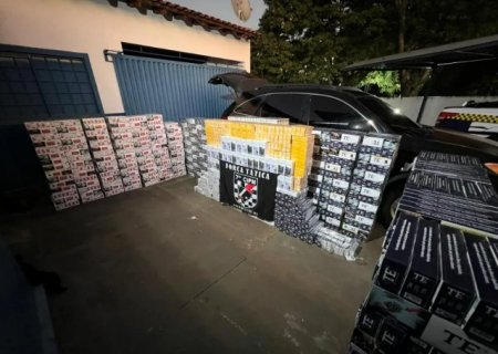 Carro falha em fuga e &eacute; abandonado com R$ 500 mil em contrabando