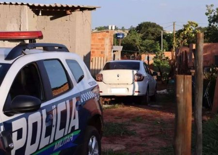 Com carro roubado, rapaz tenta fugir de abordagem e morre baleado por policiais