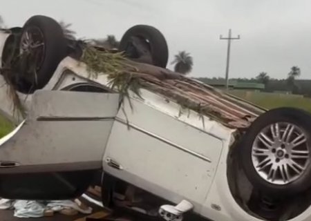 Motorista foge ap&oacute;s capotar carro com 376 kg de drogas na MS-164