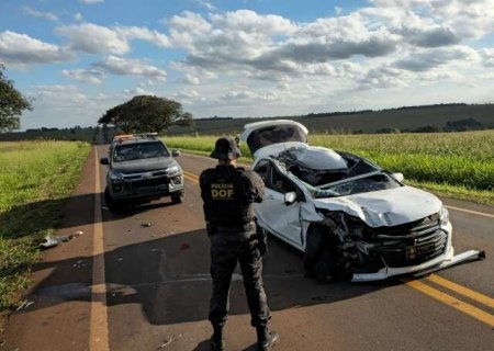 Motorista do tr&aacute;fico destr&oacute;i Onix roubado ao bater em caminh&atilde;o durante fuga