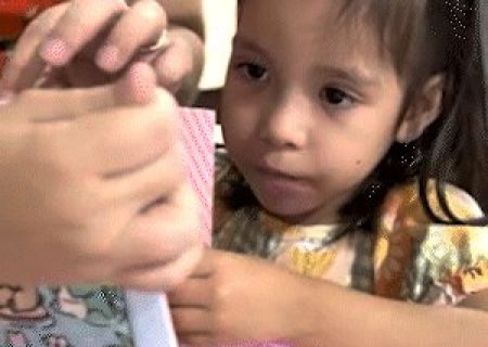 Mãe produz livros de colorir para filha de 6 anos vencer doença rara