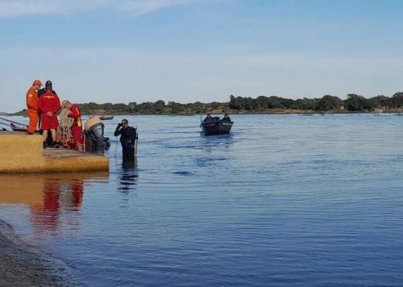 Homem morre em acidente com carro que caiu no Rio Paraguai