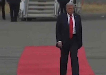 Por que Donald Trump caminha em zigue-zague?