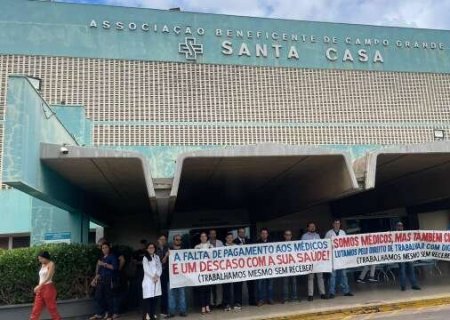M&eacute;dicos da Santa Casa protestam contra cinco meses de sal&aacute;rios atrasados