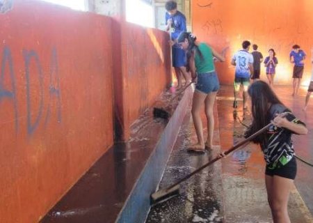 Volunt&aacute;rios limpam gin&aacute;sio municipal abandonado para manter treinos de v&ocirc;lei