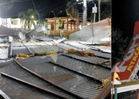 Chuva e vendaval deixam rastro de destruição em Campo Grande