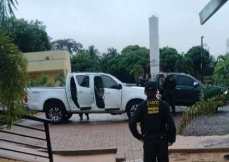 Viaturas ocupam Água Clara e movimentam endereços ligados à gestão municipal